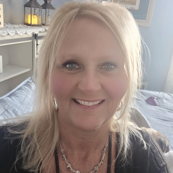 Meet your Posher, Laura - Picture 2 of 3